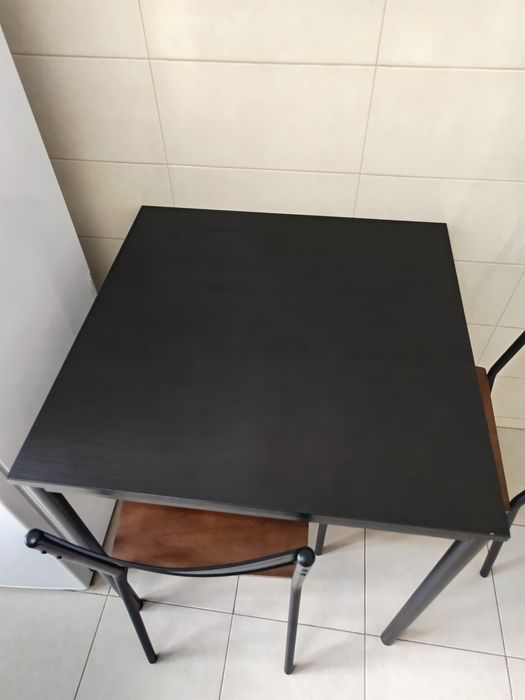 Mesa preta e cadeiras IKEA