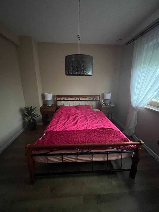 łóżko metalowe z drewnianymi elementami 160x200