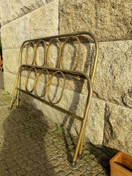 Cama de casal dourada, em metal