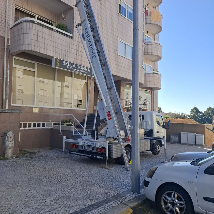 Mudança com ajuda de grua