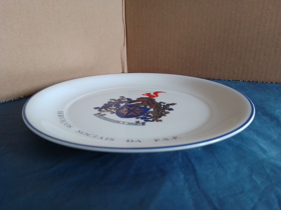 Prato decorativo de cerâmica dos Serviços Sociais da P.S.P.