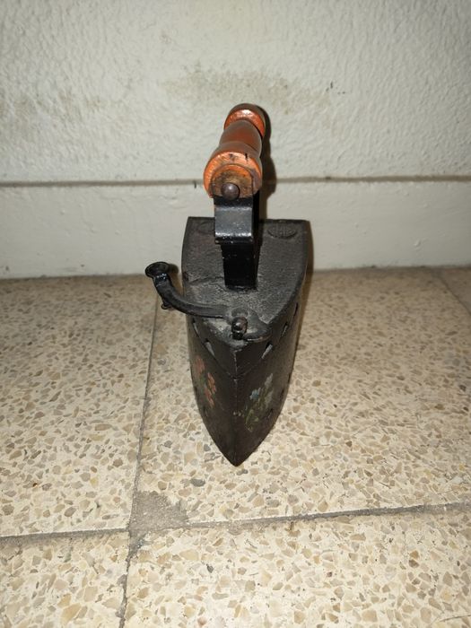 Ferro de engomar antigo.