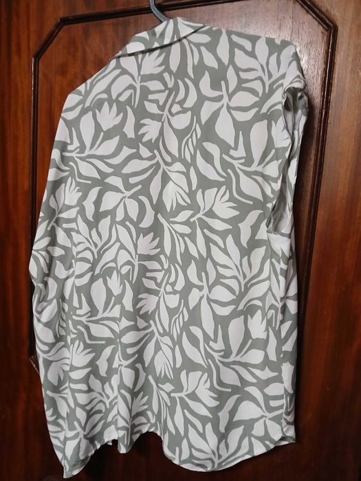 Blusa/camisa em tons de verde e branco, da Lefties