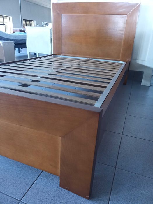 Cama madeira c/ estrado de ripas + cómoda
