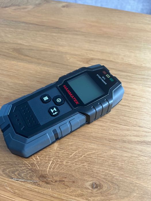 Detektor kołków HANMATEK SF1 4w1 – drewno, metal, kable AC