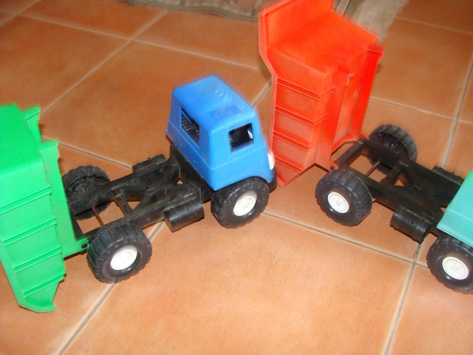 Camiões de Brinquedo Basculantes de Plástico Antigos - Irmãos Melo