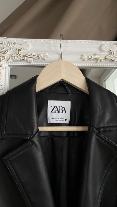 Чорний шкіряний тренч Zara