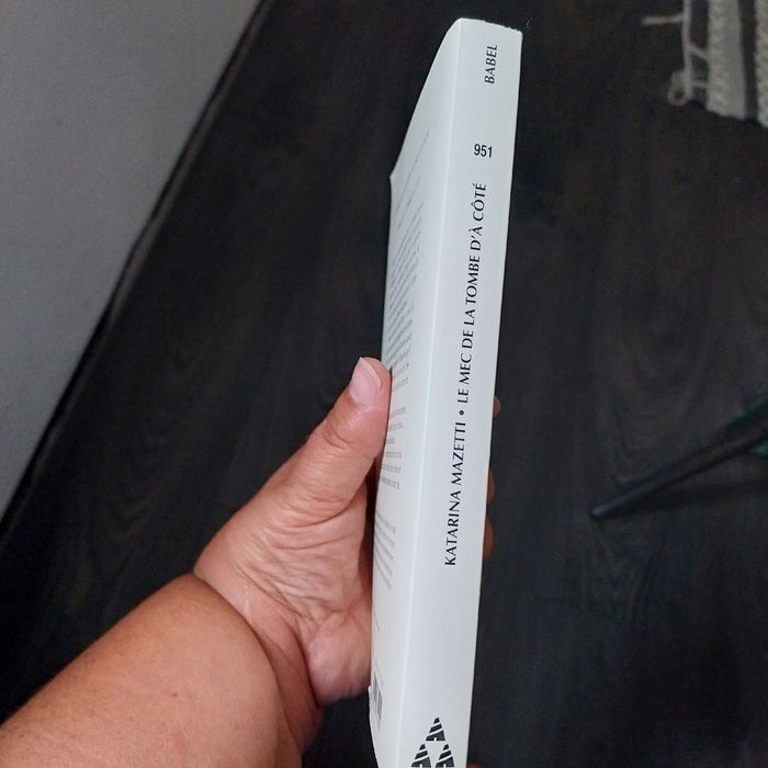 Le mec de la tombe d'à côté. Portes incluídos