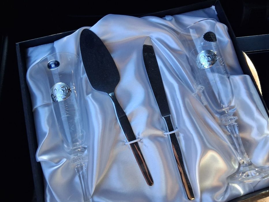 Copos de champanhe e talheres de corte de bolo