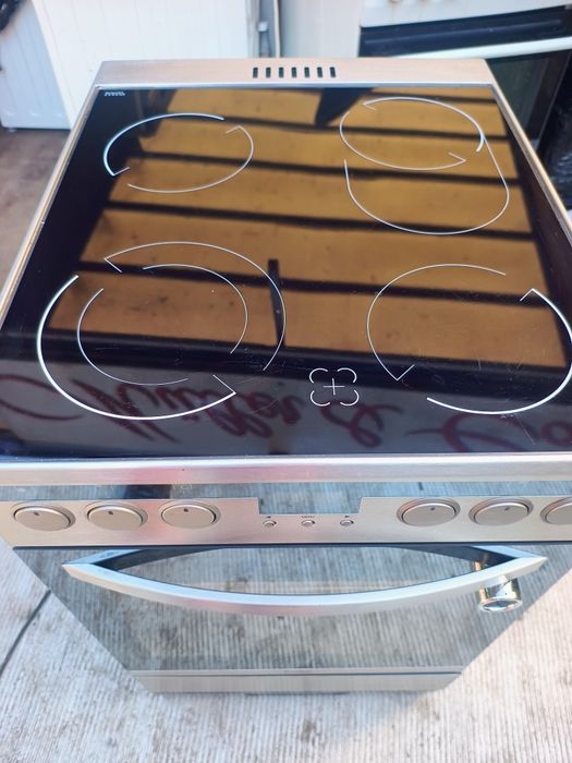 Kuchenka w pełni elektr z rożnem .