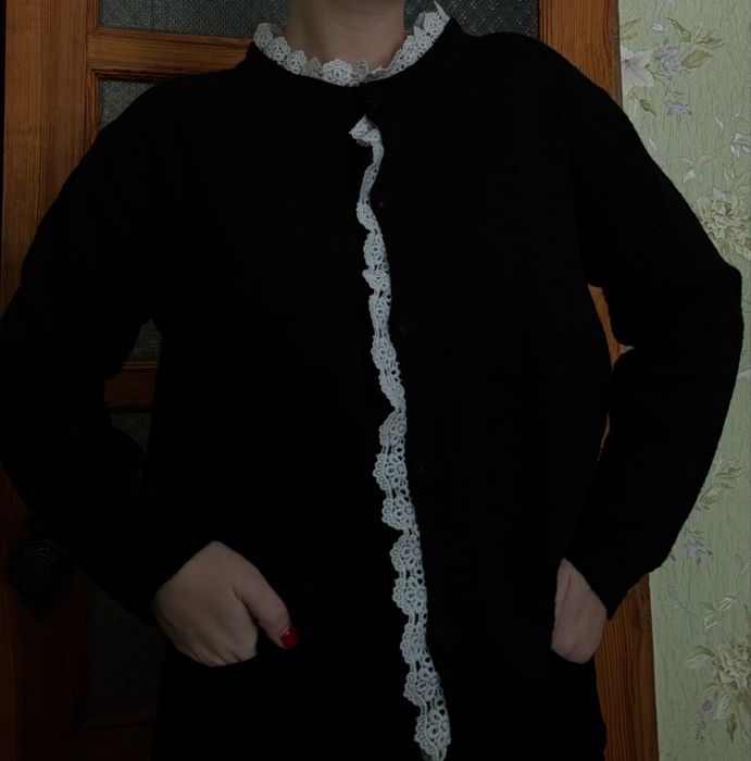 Кардиган з мереживними вставками.