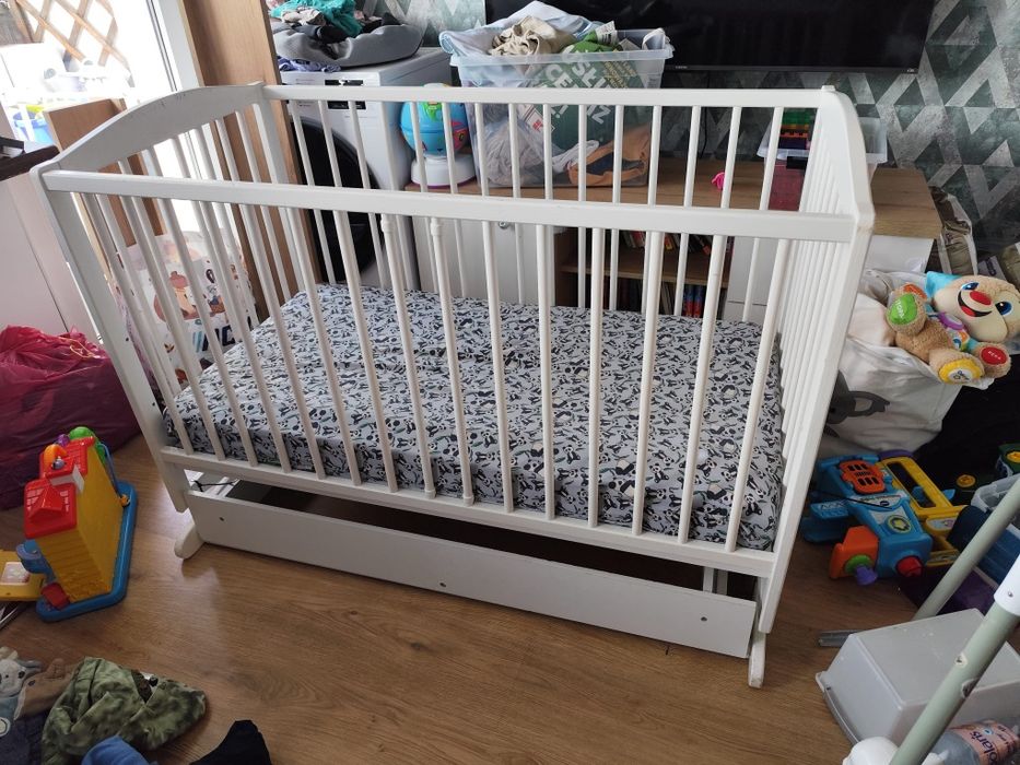 Łóżeczko dziecięce z bujaniem i materacem