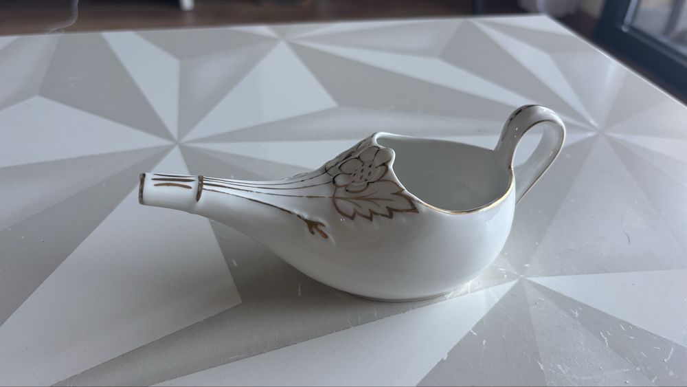 Vista Alegre – Bebedouro de Acamados / Bule de Caldo em Porcelana Antiga