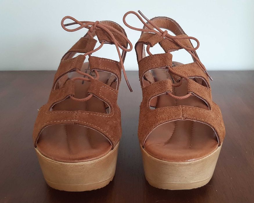 QUASE NOVAS Sandálias compensadas pele/camurça castanhas 36