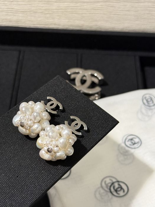 CHANEL® Luksusowe perły CC® kolczyki ekskluzywna biżuteria