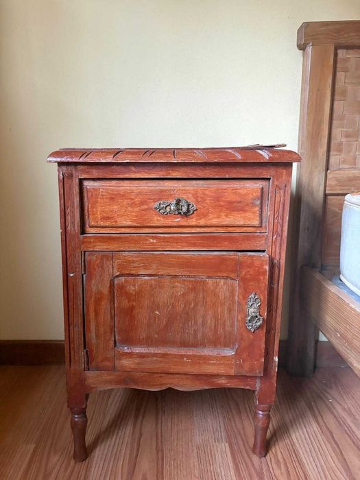 Cama Antiga - com colchão e mesa de cabeceira