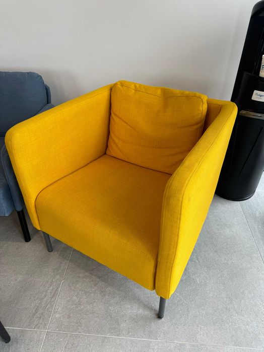 Nowoczesny fotel w żółtym kolorze