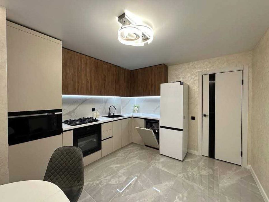 Продаж новенької квартири поряд з Центром по вул.Білогірська