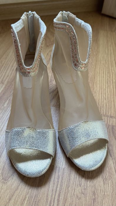 Продам босоножки