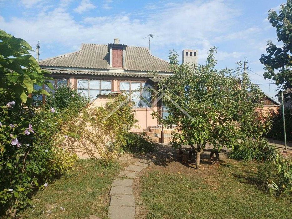 Продаж будинку в с. Вільне з меблями, технікою, басейном та гаражем .