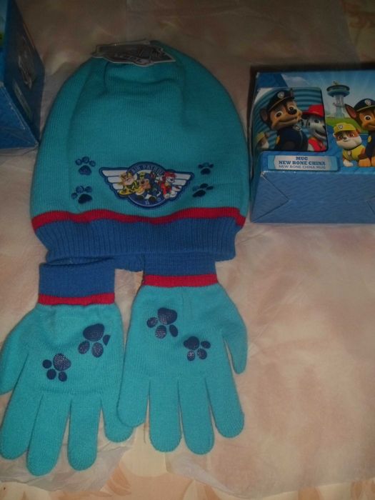 gorro + luvas + caneca  iguais para gémeos novos com etiqueta