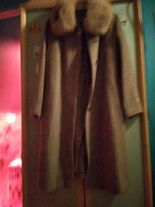 Płaszcz damski z kołnierzem z lisa