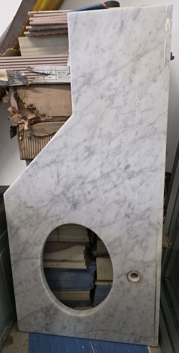 tampos de casa de banho em marmore com lavatorio e torneira. Entrego no Porto.