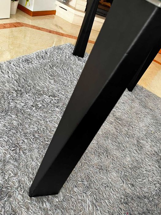 Mesa de jantar com tampo em vidro e 4 cadeiras