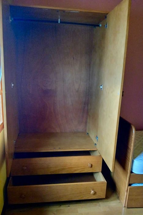 Vendo cama com colchões incluídos e guarda-roupa