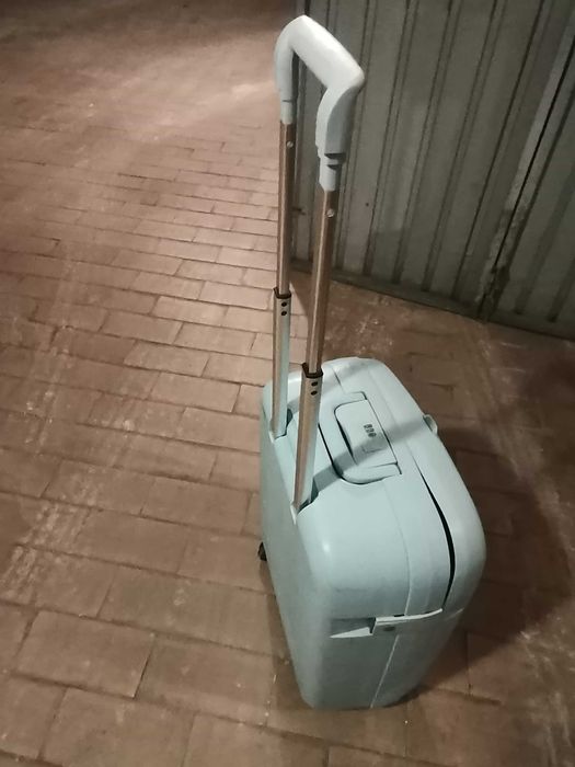 Conjunto mala viagem rigida e necessaire
