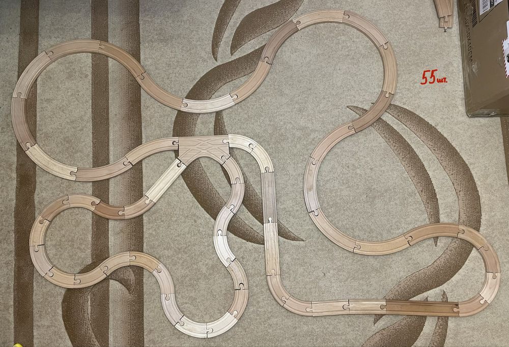 Деревяна залізна дорога з потягами