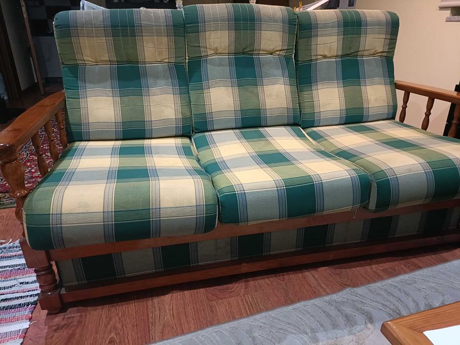 Sofá de três lugares