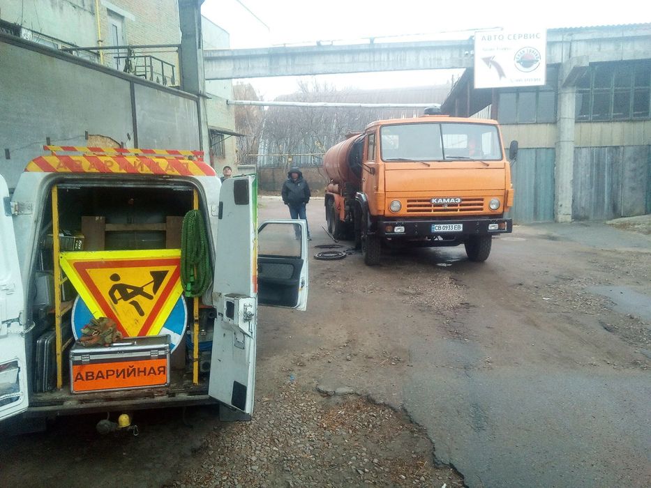 Чистка каналізації. Спеціалізована промивка труб каналізації водою.