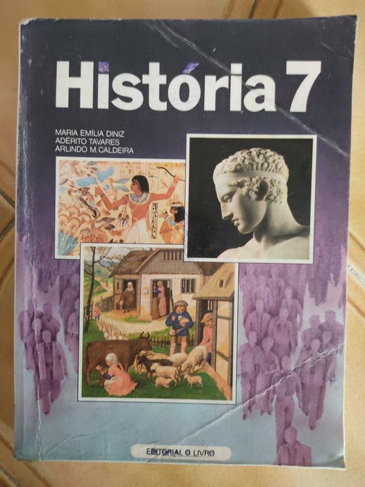 Livros escolares de diferentes anos de ensino e disciplinas