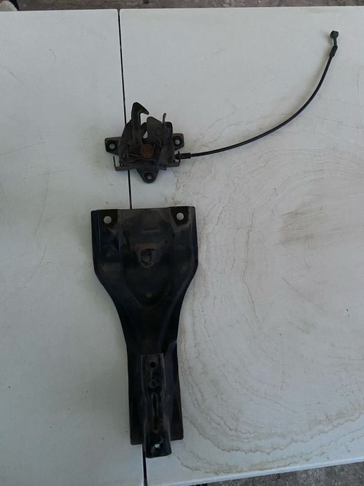 Продам замок капота HYUNDAI Getz 2002-2005 и стойка центр. панели.