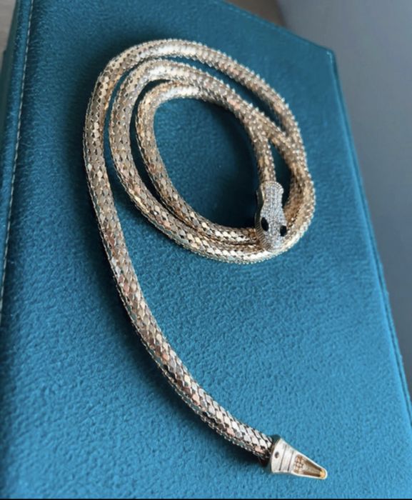 Nowy naszyjnik – złoty wąż na magnes.