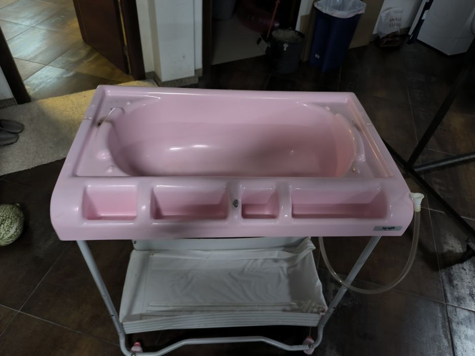 Banheira e muda fraldas para bebê