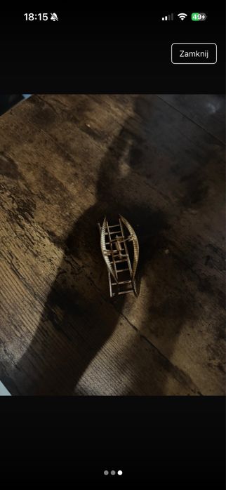 Złota klamra do włosów