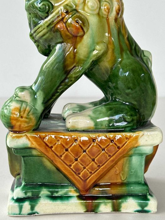 Um excepcional par de Cães de Foo, cerâmica China, Família Verde