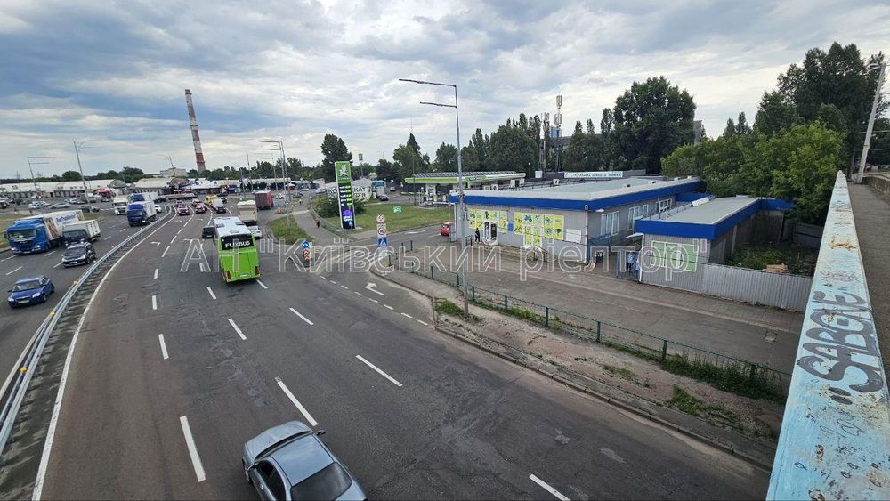 Продаж торгівельного приміщення 460 кв.м, пр-т .Шухевича 30