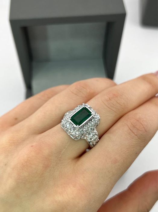 Каблучка зі смарагдом та діамантами  Біле золото