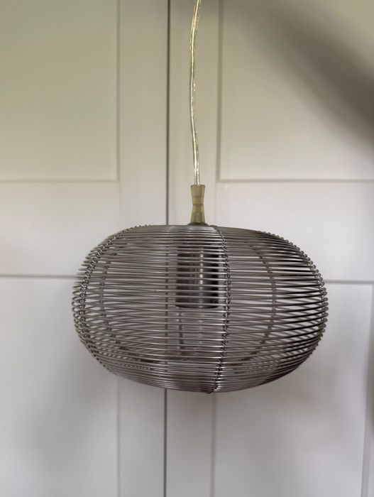 Designerska lampa wisząca – metalowa, srebrna, loft