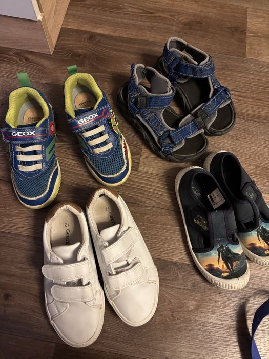 Віддам безкоштовно 4 пари взуття на хлопчика