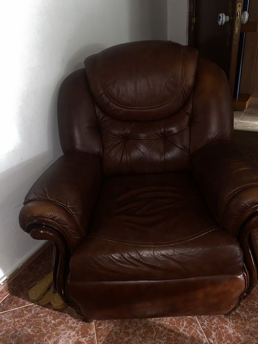 Sofá com poltronas de couro