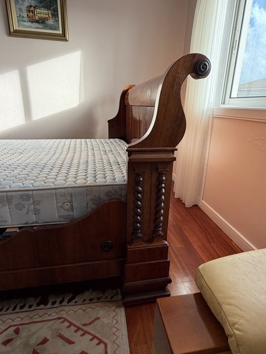 Vendo  cama de casal antiga estilo Imperio, madeira maciça.