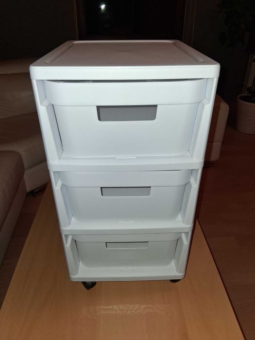 Organizer biały składany na kółkach.