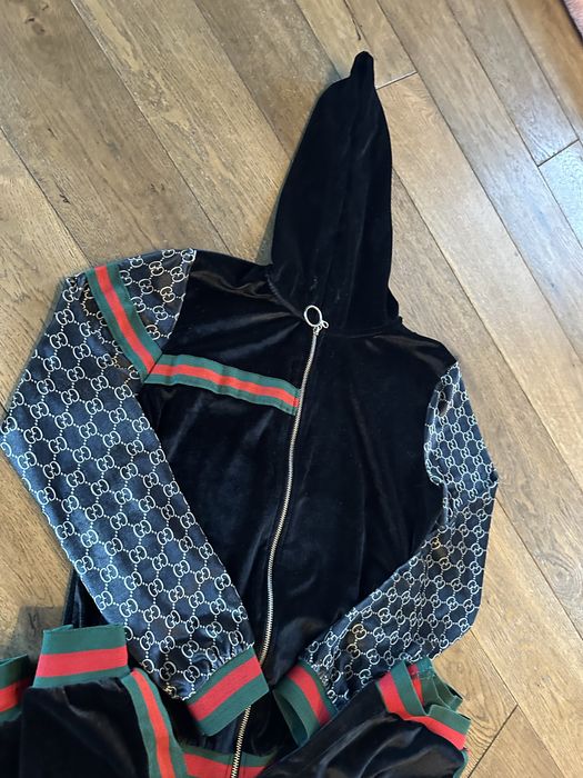 Stylowy dres welurowy z kapturem