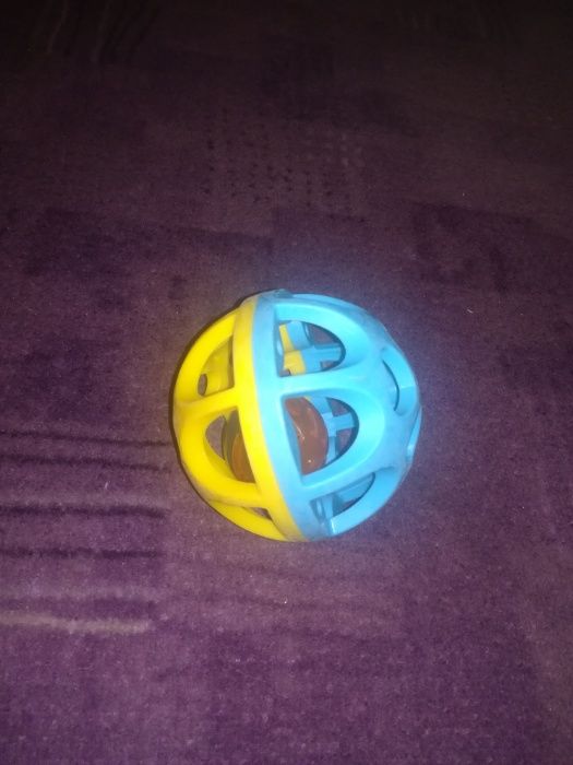 Gumowa kula grzechotka ze Smyka