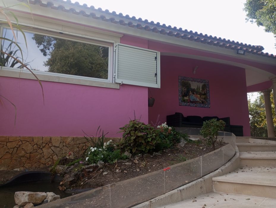 Villa composta de  3 casas:vivenda+ chalet de madeira+casa+ piscina