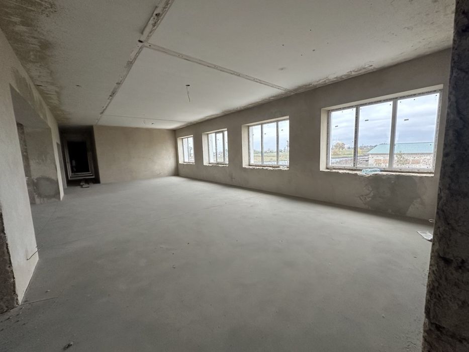 Продам ферму (корівники) з ділянкою 25га